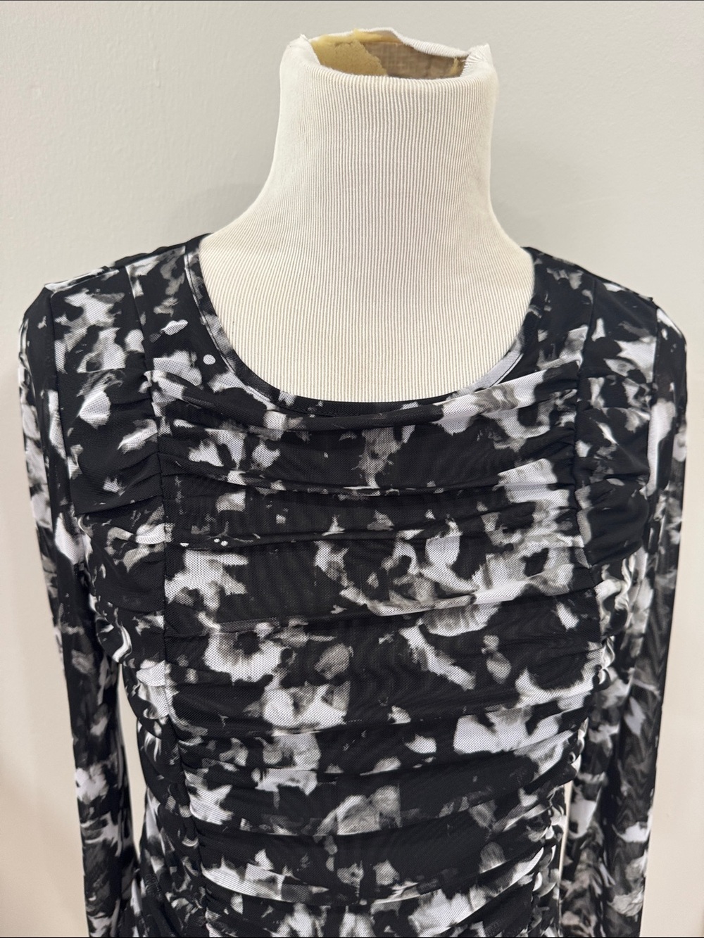 Badgley Mischka Black & White Ruched Long-Sleeve mesh Women's Top whimisgoth - Picture 2 of 5